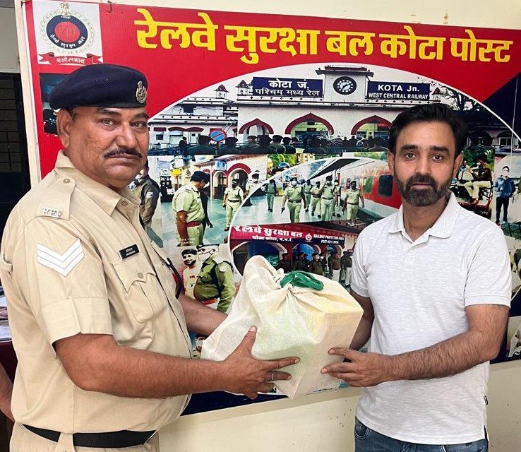 रेलकर्मियों की एक फोन कॉल ने लौटा दी यात्री की अमानत