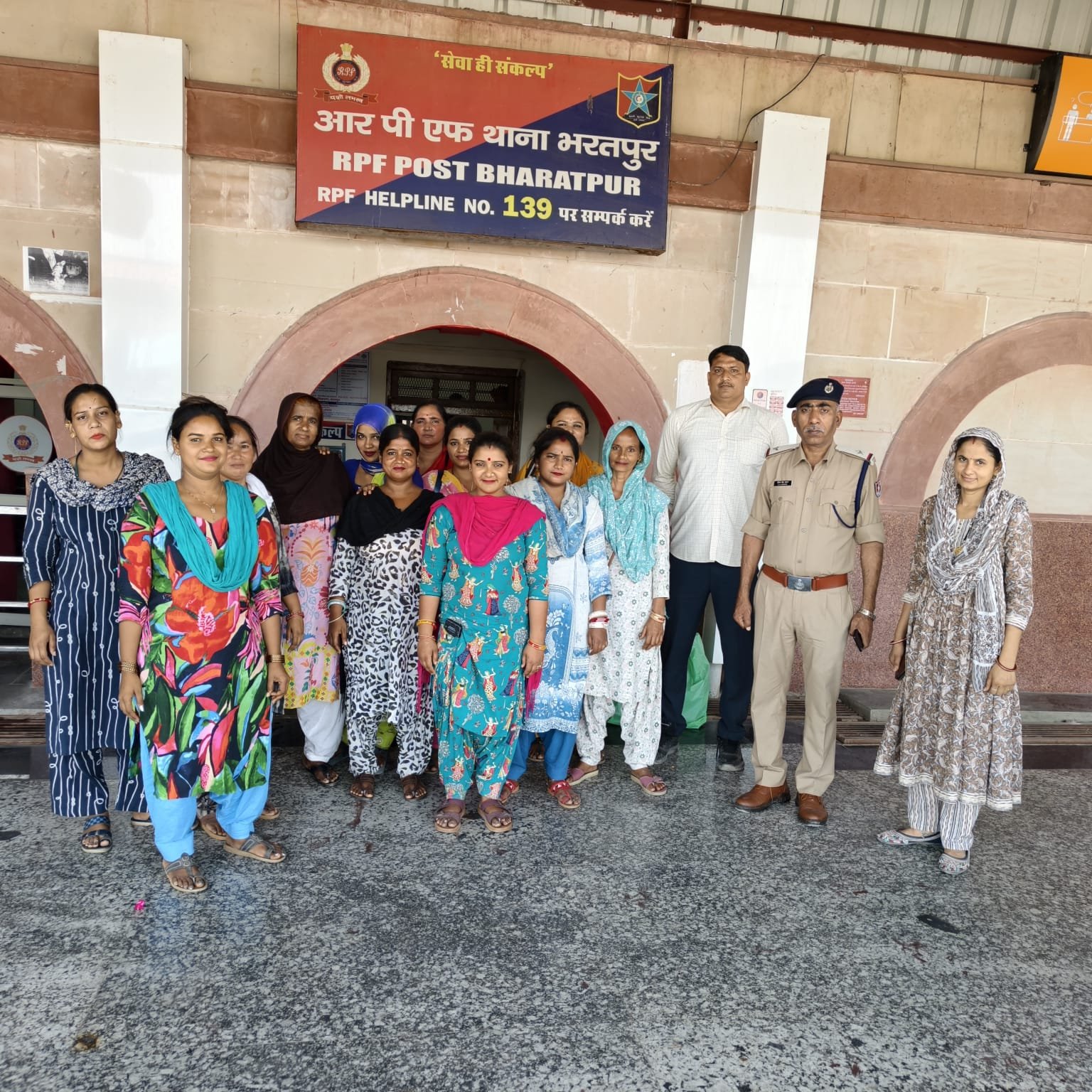रेलवे सुरक्षा बल ने चलाया विशेष अभियान : रेलगाड़ियों में भीख माँगने वाली 12 महिलाएँ गिरफ्तार
