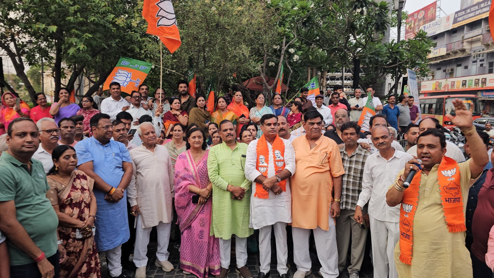 बंगाल पांडिचेरी असम में ऐतिहासिक विजय पर भाजपा कार्यकर्ताओं ने मनाया भव्य विजय उत्सव