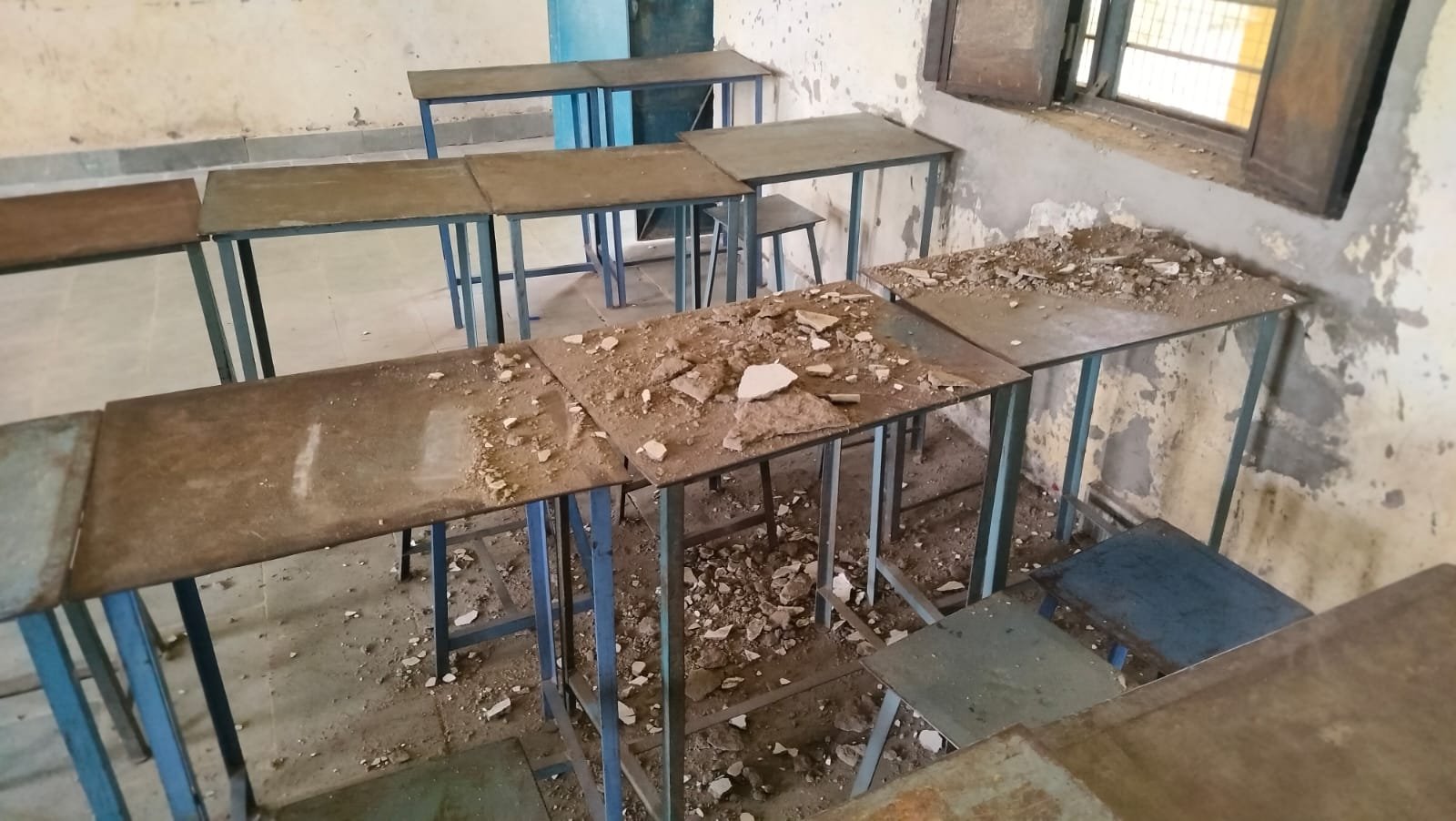 *जर्जर शाला भवन मरम्मत मांग करने पर कोई नहीं आया*