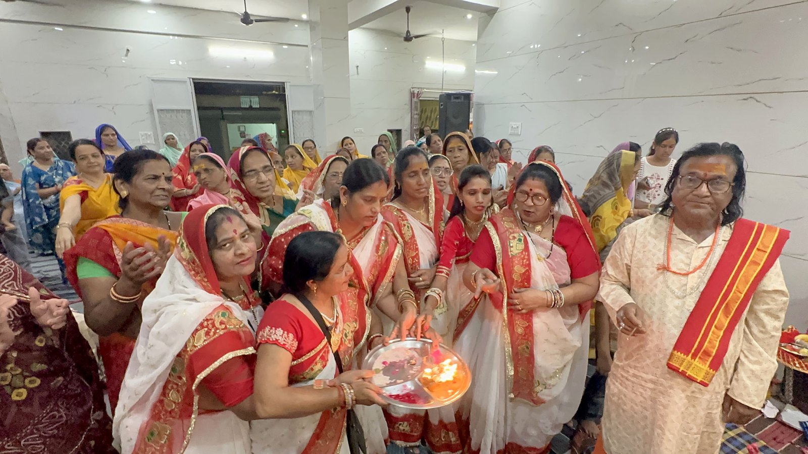कपिल केदारेश्वर महादेव मन्दिर में श्री शिव महापुराण कथा में उमड़ रहे श्रद्धालु