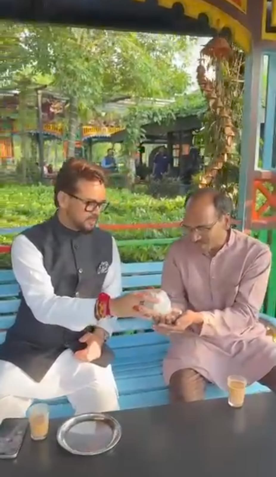 सिलीगुडी में पूर्व केंद्रीय मंत्री अनुराग ठाकुर व सांसद डॉ रावत ने झालमुडी खाकर मनाई बंगाल जीत की खुशी
