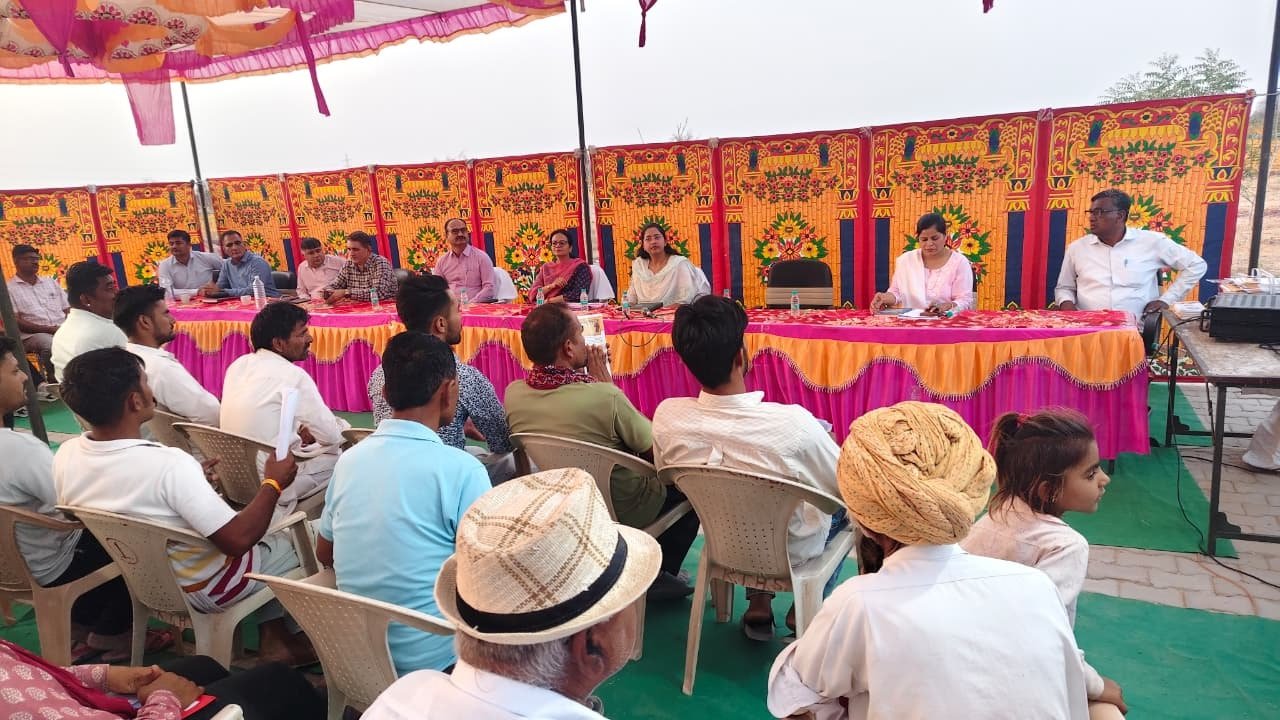 ग्राम पंचायत नेडान में पोकरण विधायक एवं जिला कलक्टर ने की जनसुनवाई एवं रात्रि चौपाल,
