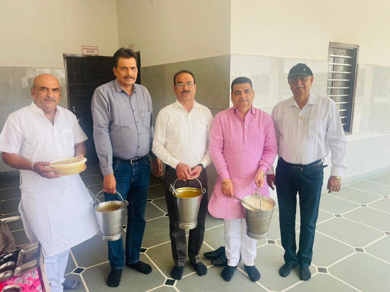 विश्व रेडक्रॉस दिवस पर अपना घर आश्रम में भोजन प्रसादी वितरण 