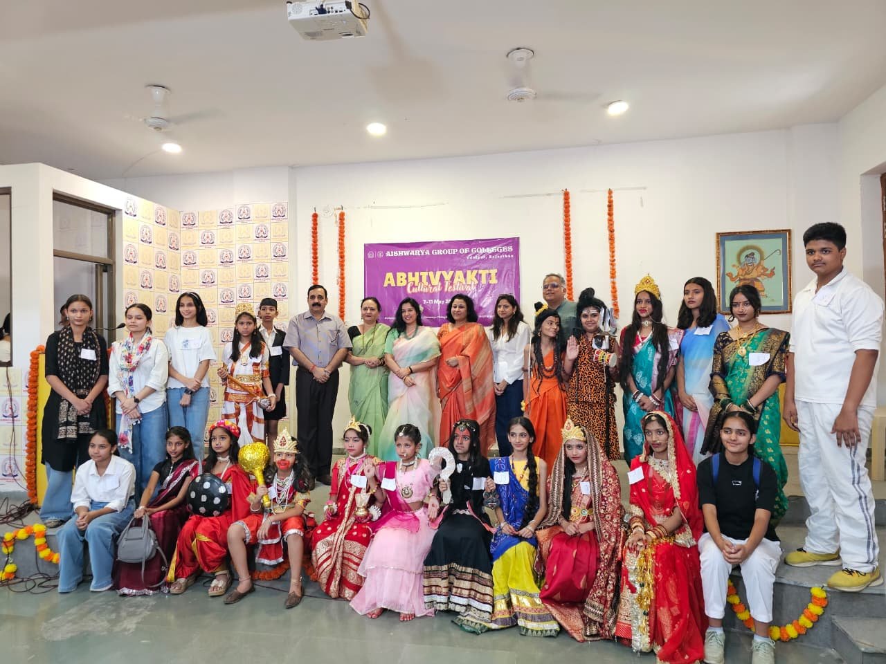 अभिव्यक्ति” में तीसरे दिन प्रतिभाओं का महाकुंभ, संगीत-नाट्य और बौद्धिक प्रस्तुतियों ने मोहा मन