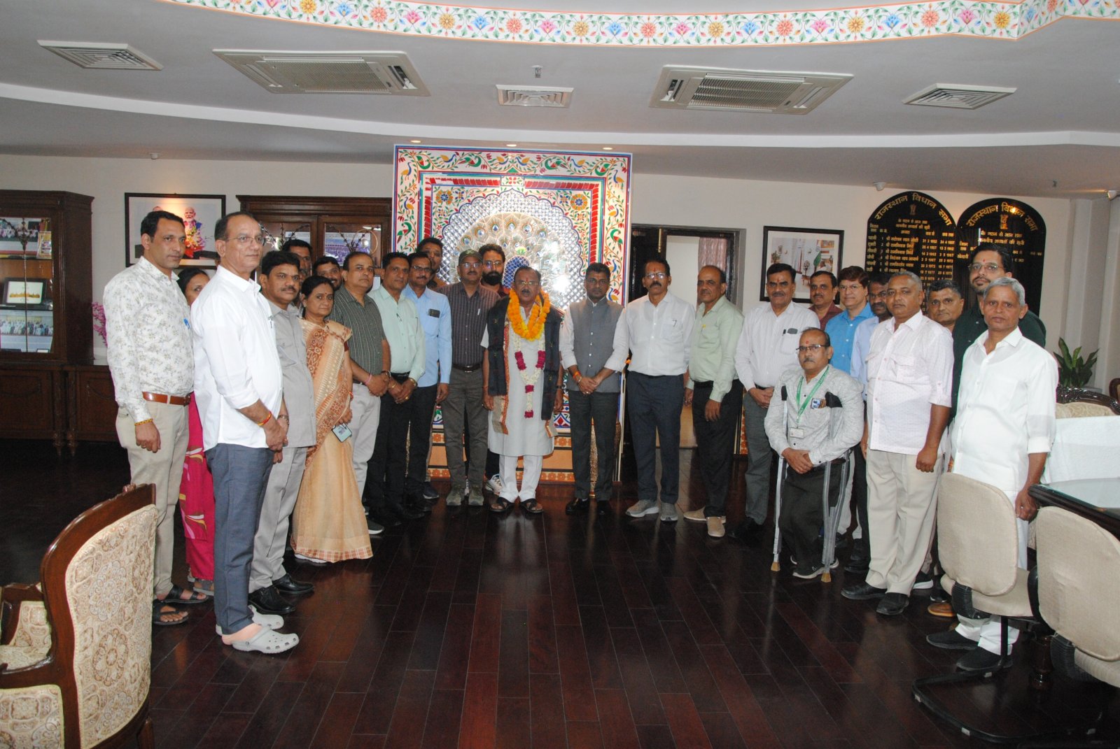 विधान सभा के पदोन्नत कर्मियों ने स्पीकर वासुदेव देवनानी का जताया आभार