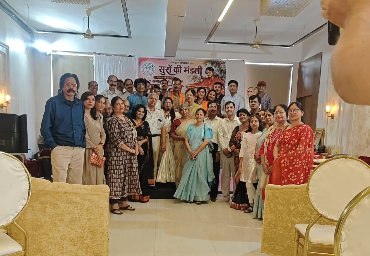 माँ के गीतों से गूंजा सुरों की मंडली का मंच, भावुक हुआ पूरा माहौल : मुकेश माधवानी
