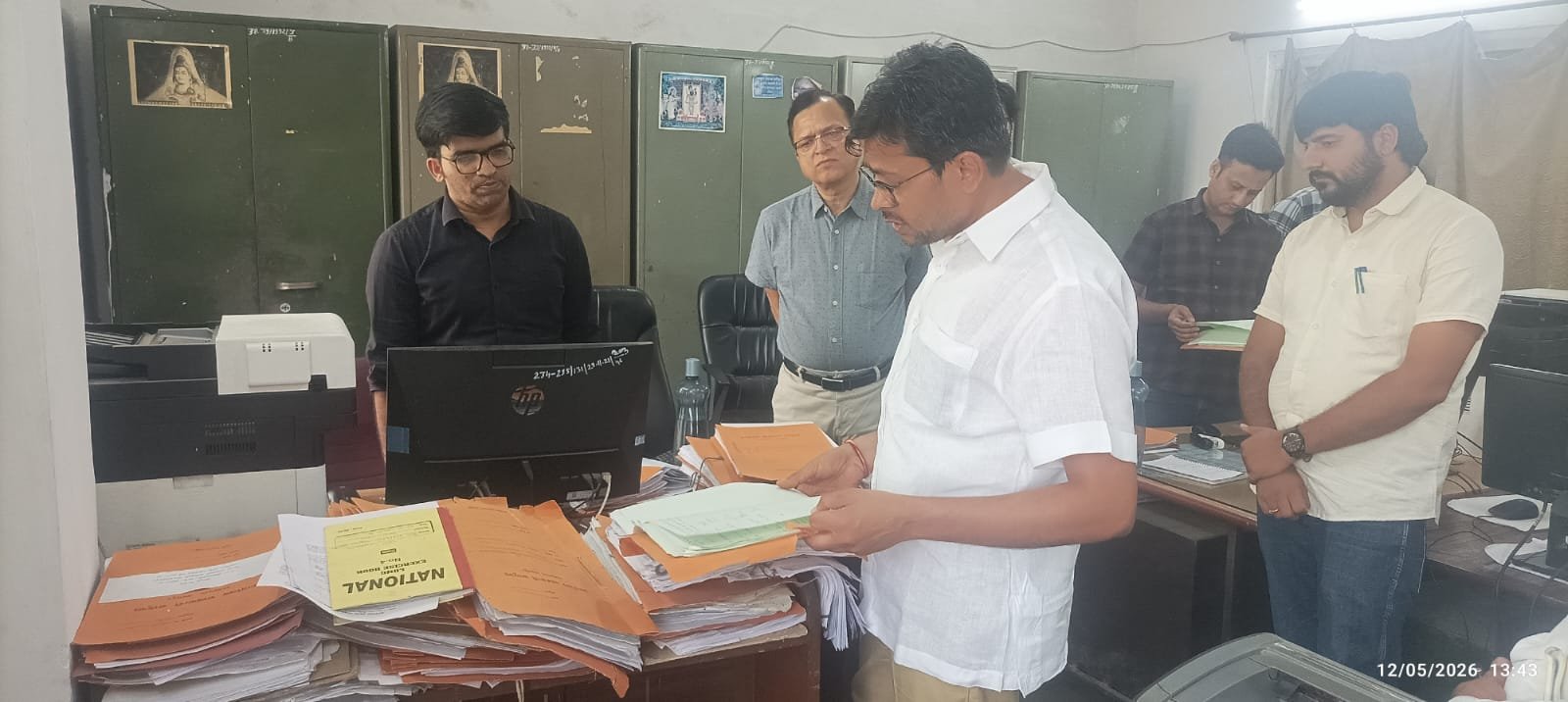 बिना अनुमति अनुपस्थित कार्मिकों पर कार्रवाई के दिए निर्देश