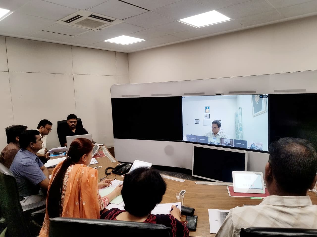 वित्तीय वर्ष की शुरुआत में तय करें ठोस एक्शन प्लान, राजस्व लक्ष्यों की समयबद्ध पूर्ति सुनिश्चित करें- संभागीय आयुक्त केवलरमानी