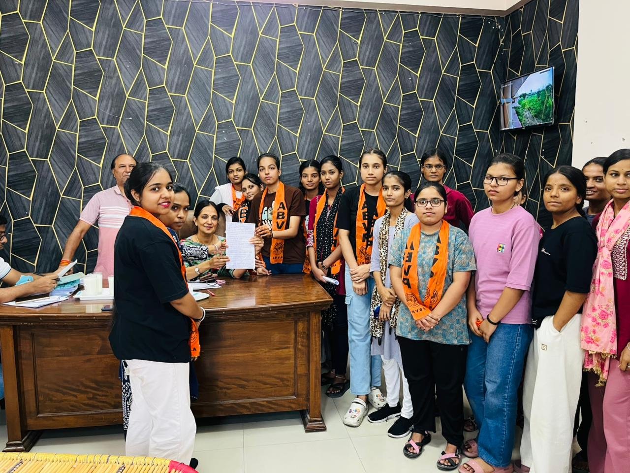 रामपुरा कन्या महाविद्यालय में छात्राओं का प्रदर्शन, प्राचार्य कक्ष पर लगाया ताला