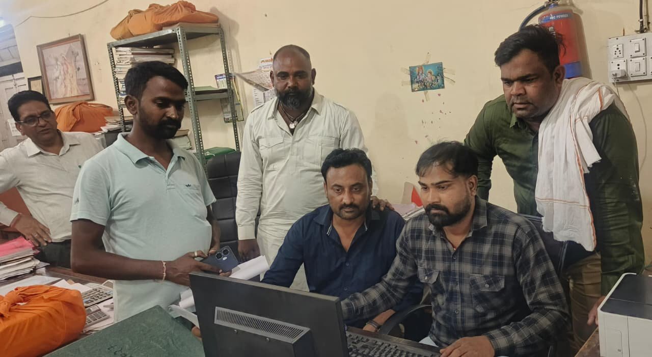 स्थायी सफाई कर्मचारियों के वर्दी भत्ता व सरेण्डर लीव के बिल पास करवाकर ट्रेजरी भिजवाये