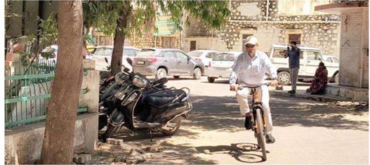 ईंधन बचत का संदेश देने साइकिल से ऑफिस पहुंचे अधिकारी