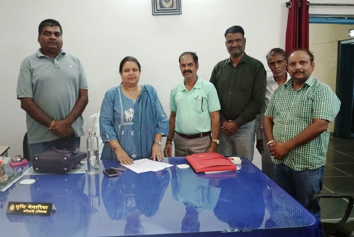 पानी की समस्या से जलदाय विभाग अधिशाषी अभियंता को कराया अवगत