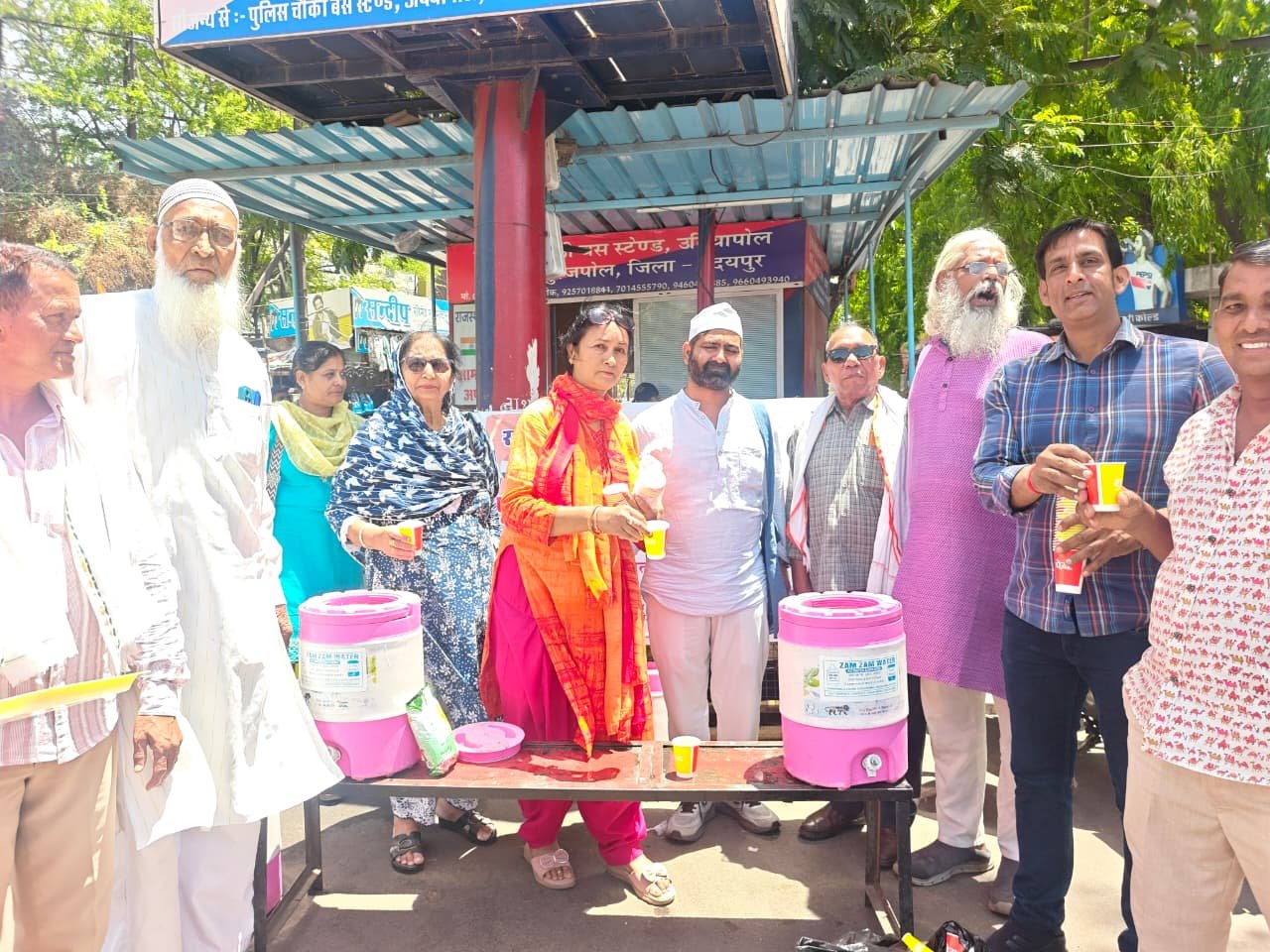 राजीव गांधी पुण्यतिथि पर राहगीरों को शीतल पेय वितरित