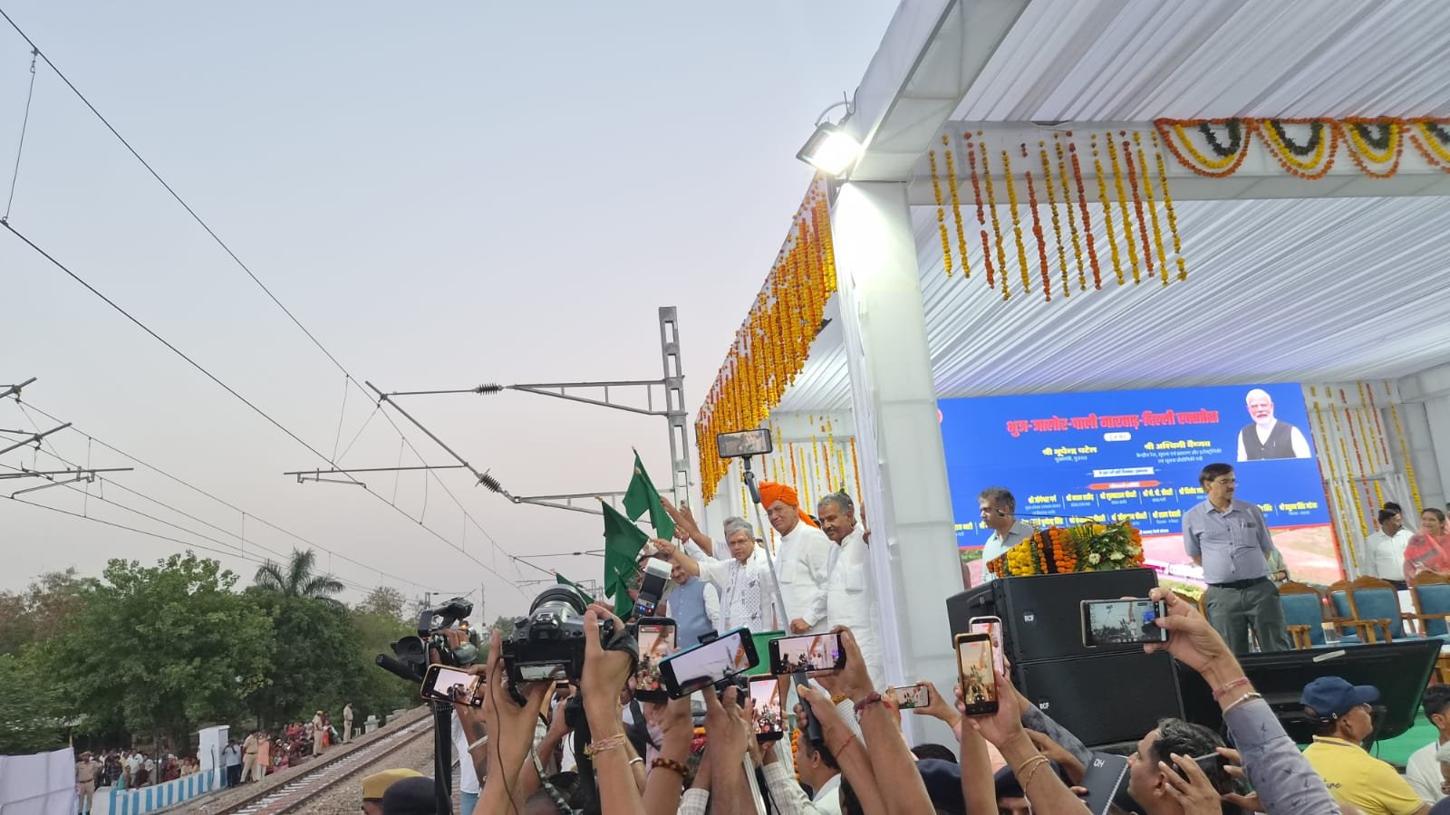 केंद्रीय रेल मंत्री श्री अश्विनी वैष्णव ने जालोरदृदिल्ली उद्घाटन स्पेशल रेल सेवा को पाली मारवाड़ से दिखाई हरी झंडी