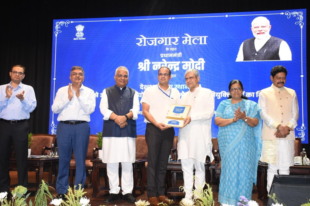 19वें रोजगार मेलें में प्रधानमंत्री श्री नरेंद्र मोदी ने 51000 नवनियुक्त अभ्यर्थियों को वर्चुअल माध्यम से नियुक्ति पत्र जारी किये
