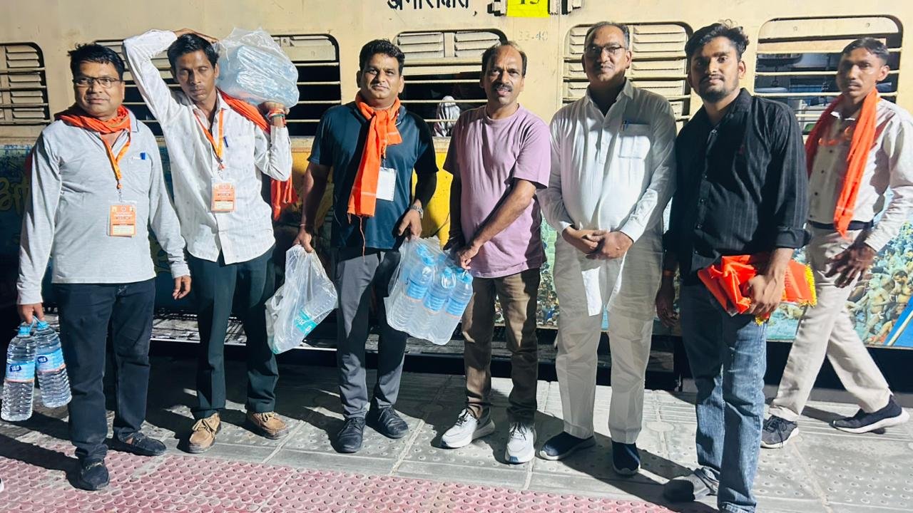 जनजाति सांस्कृतिक समागम में भाग लेने उदयपुर संभाग से 8 हजार लोग रेलों और बस से दिल्ली रवाना