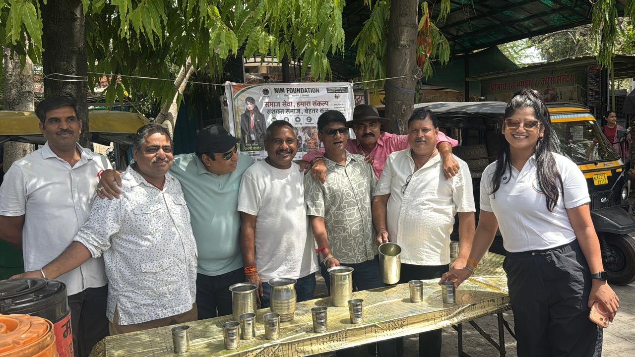 उदयपुर में सेवा का संडे: तपती गर्मी में इंसानियत की मिसाल, बस यात्रियों और राहगीरों को मिला ठंडा केरी पानी