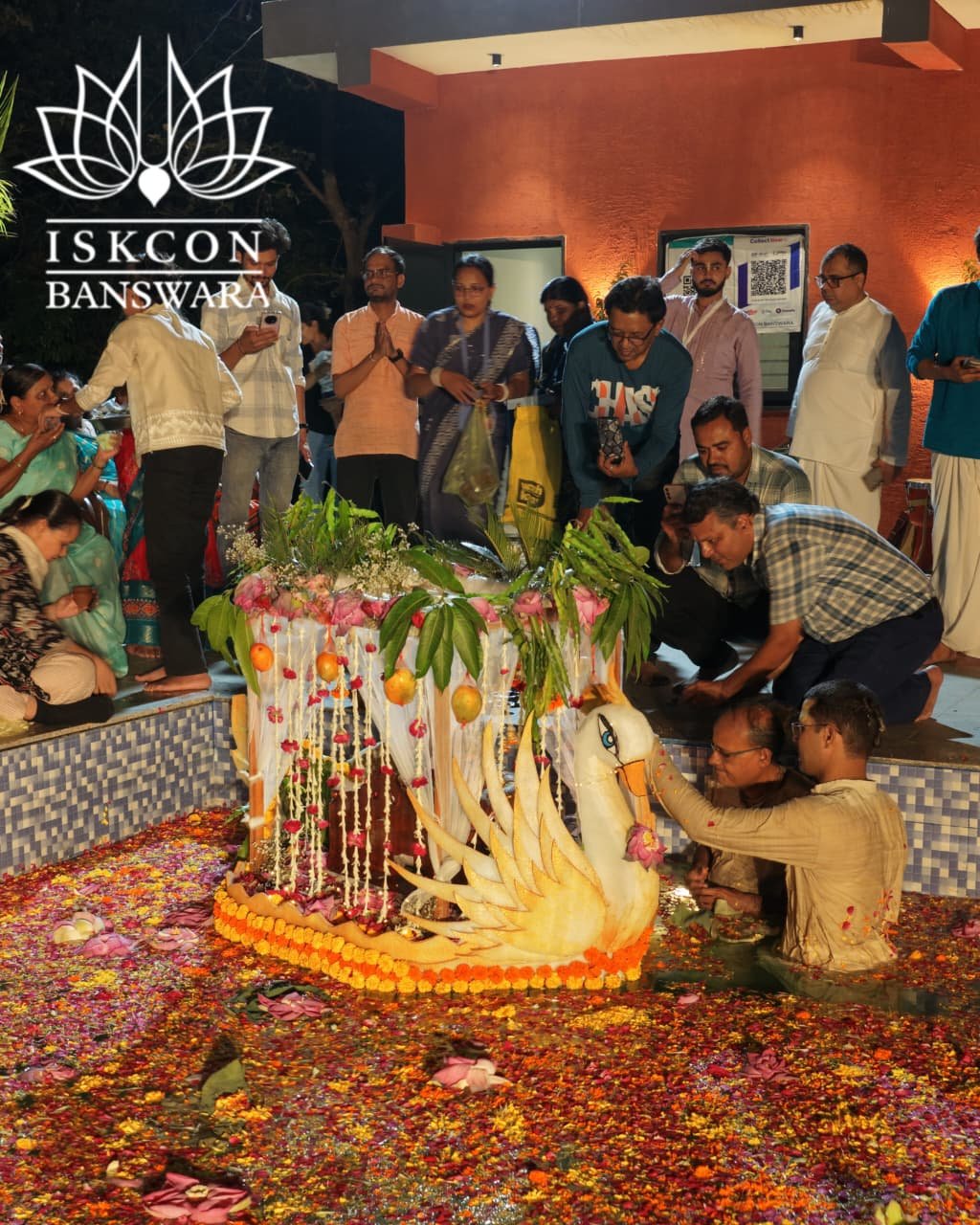 खेवत नाव सखी अलबेली, बिच मँझधार श्याम-संग खेली..