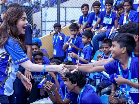 20 हजार बच्चों के शोर से गूंजा वानखेड़े, रिलायंस फाउंडेशन का ESA मैच बना खुशियों का मैदान