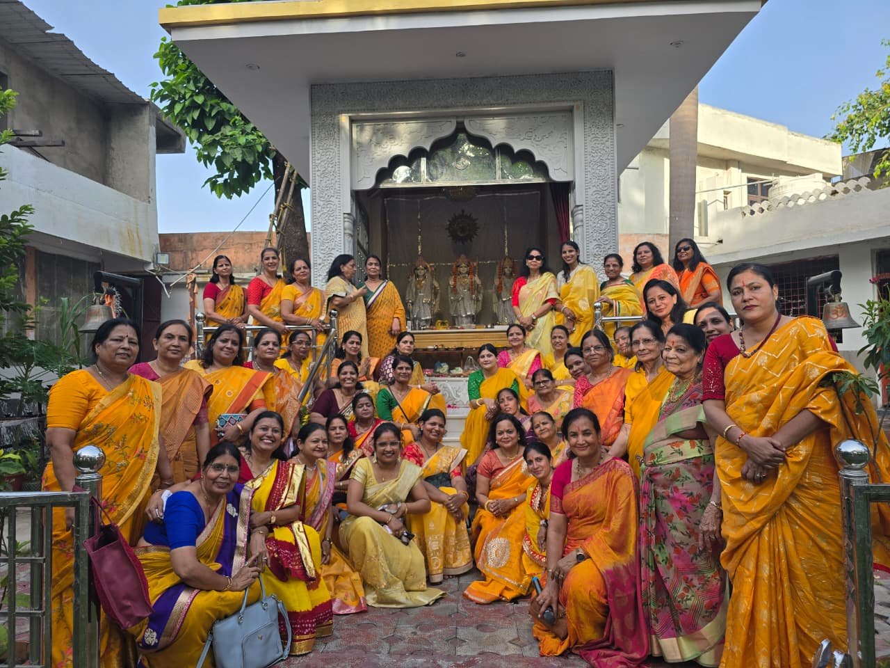 भक्ति के साथ सेवा का संदेशःमहिलाओं ने पक्षियों के लिए बांधे परिंडे, गौसेवा संग किया दीपदान