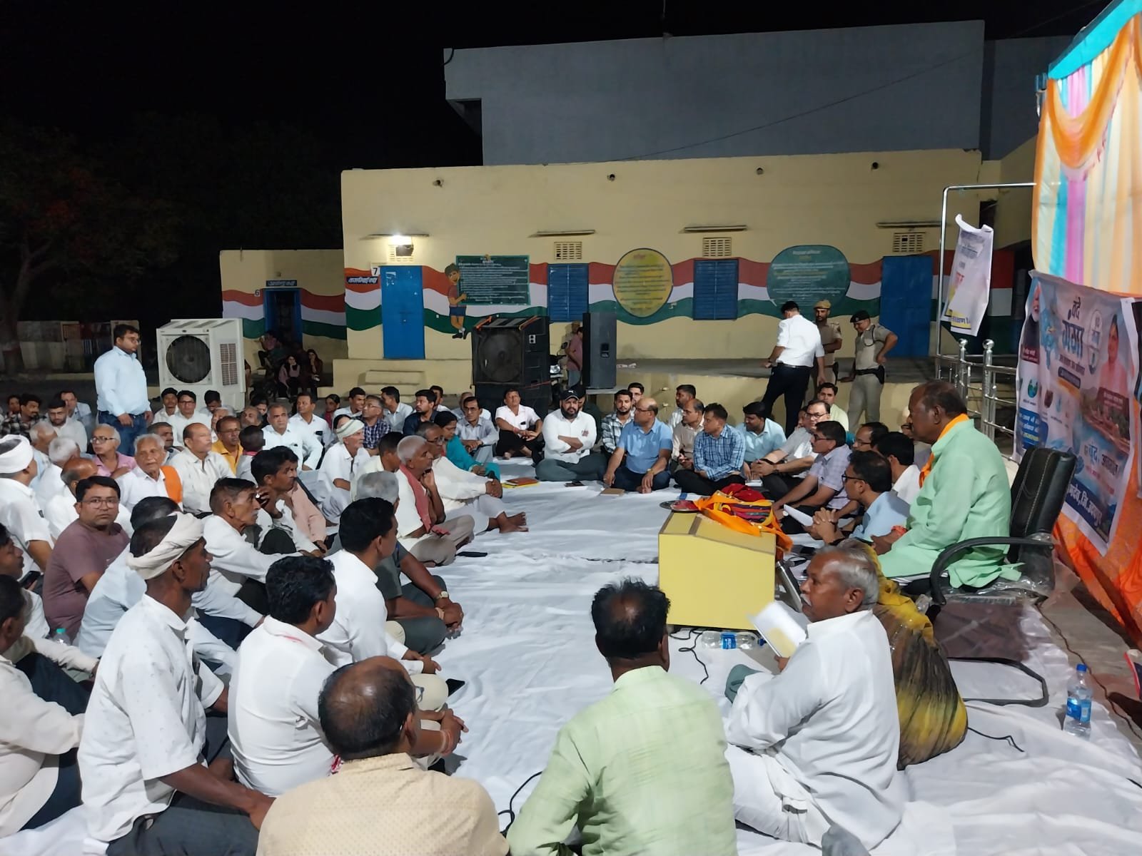 रात्रि चौपाल में ग्रामीणों की समस्याएं सुनीं, जिला कलेक्टर ने दिए त्वरित समाधान के निर्देश
