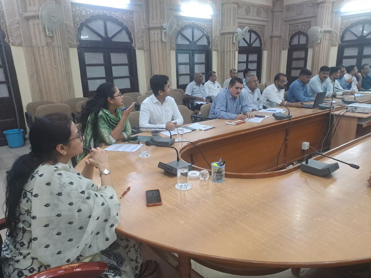 जिला कलक्टर ने ली जिला स्तरीय अधिकारियों की बैठक