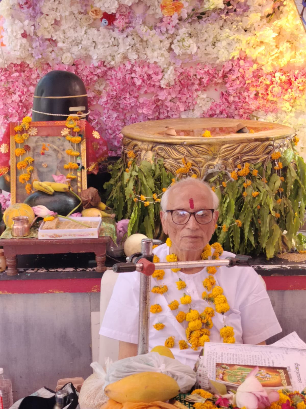 भक्तों के लिए भगवान को भी बौना होना पड़ता है.