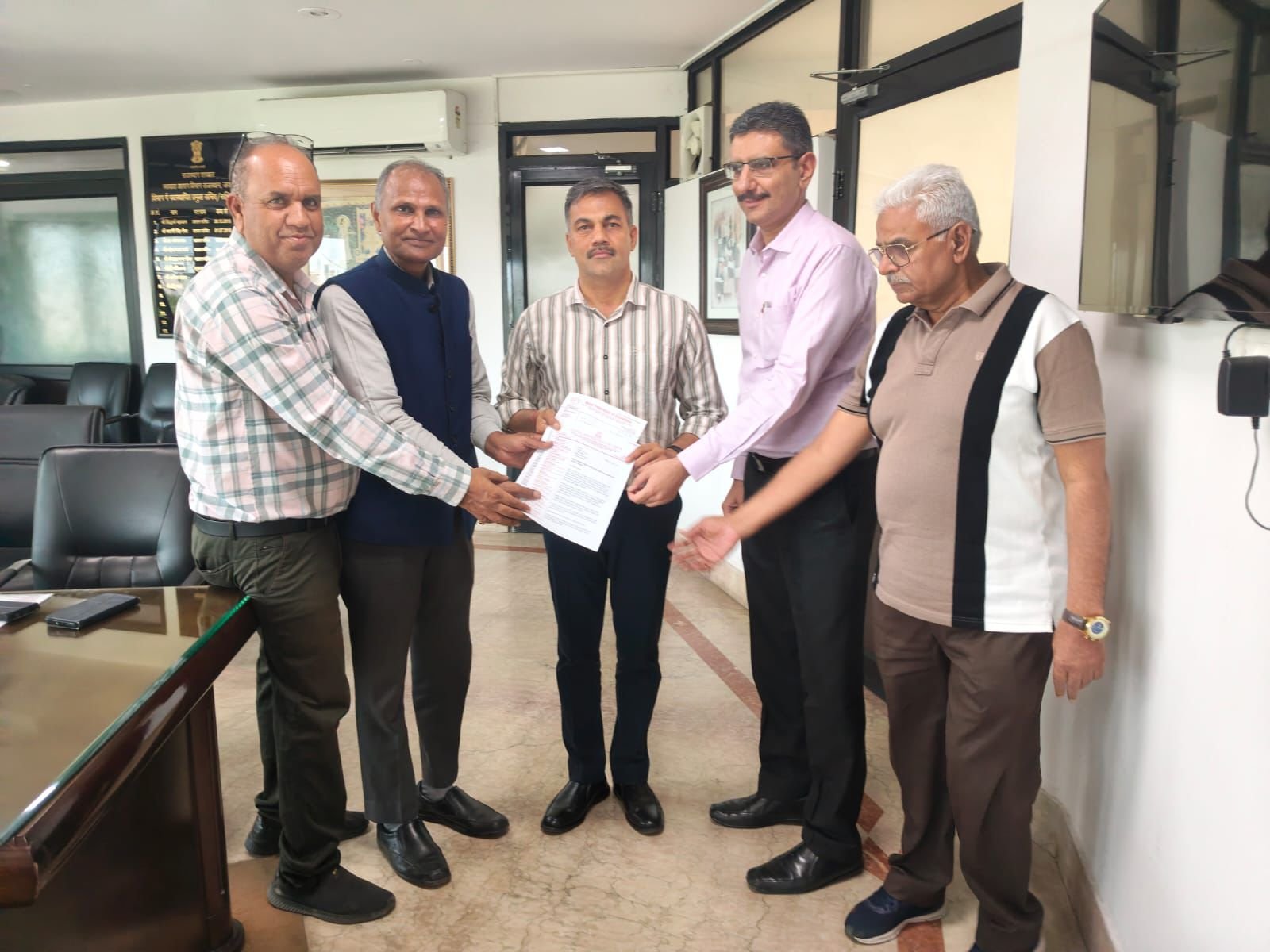 होटल फेडरेशन ऑफ राजस्थान की फीस वृद्धि एवं अन्य मुद्दों को लेकर स्वायत्त शासन विभाग के सचिव से महत्वपूर्ण बैठक
