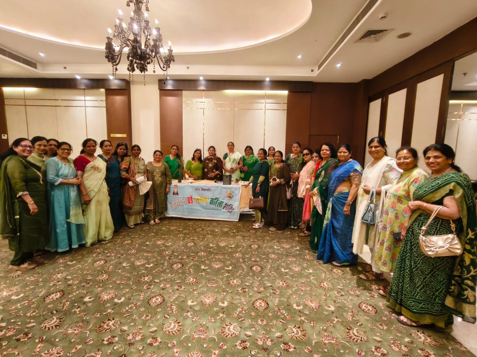 ओसवाल बड़े साजन महिला शक्ति की बैठक में पर्यावरण संरक्षण का संदेश, पौधे व जूट बैग वितरित