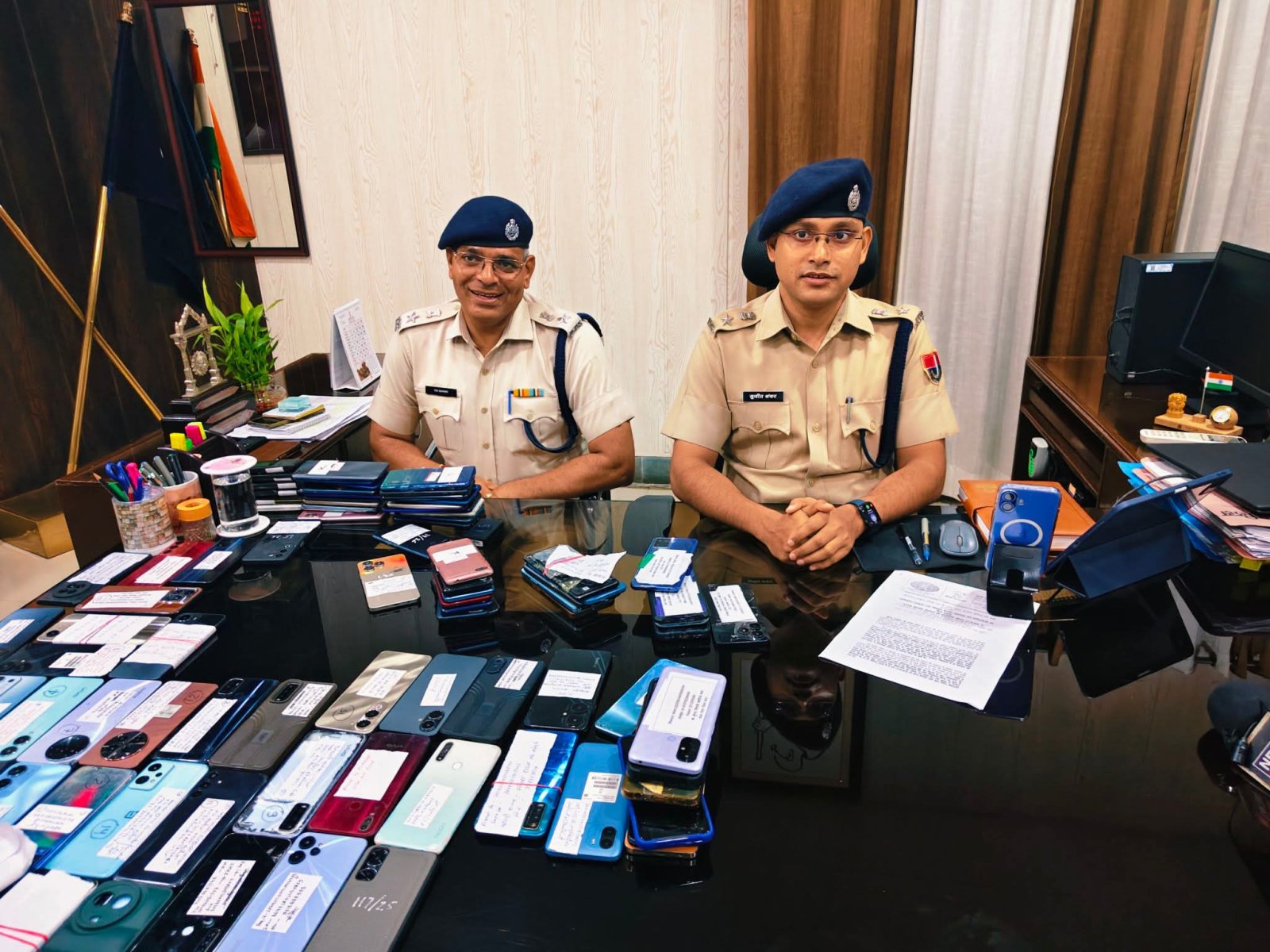 ग्रामीण एसपी सुजीत शंकर के नेतृत्व में पुलिस ने 114 गुमशुदा-चोरीशुदा मोबाइल बरामद कर लौटाए