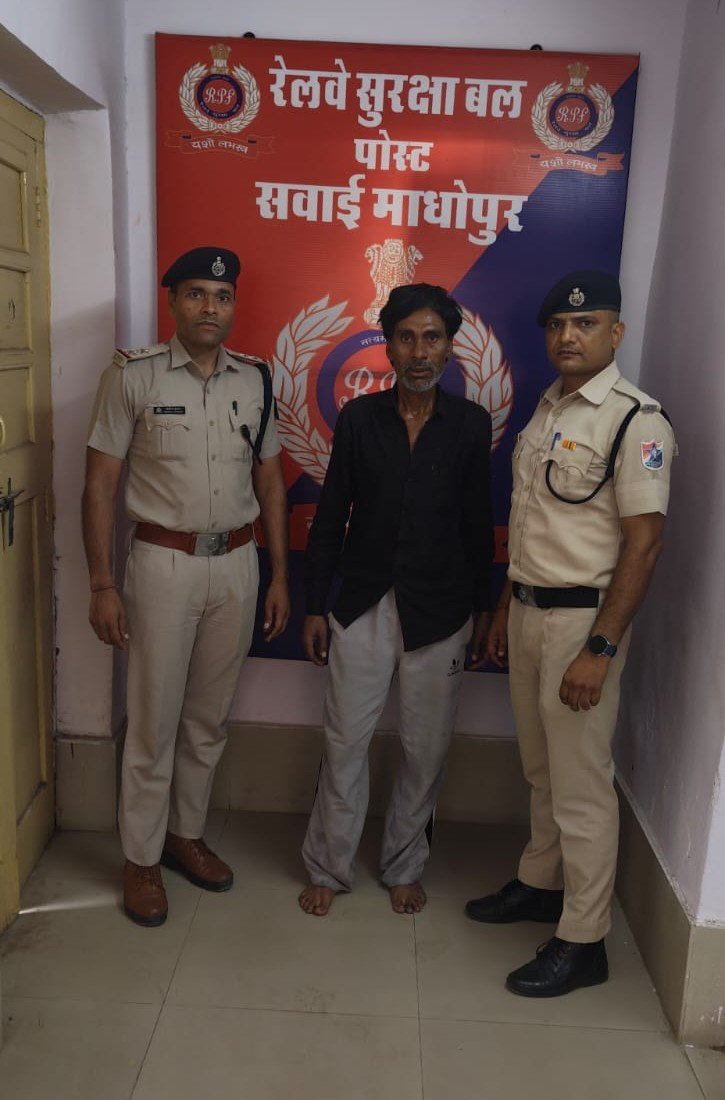 रेलवे स्टेशन पर जेबकतरा रंगे हाथ गिरफ्तार