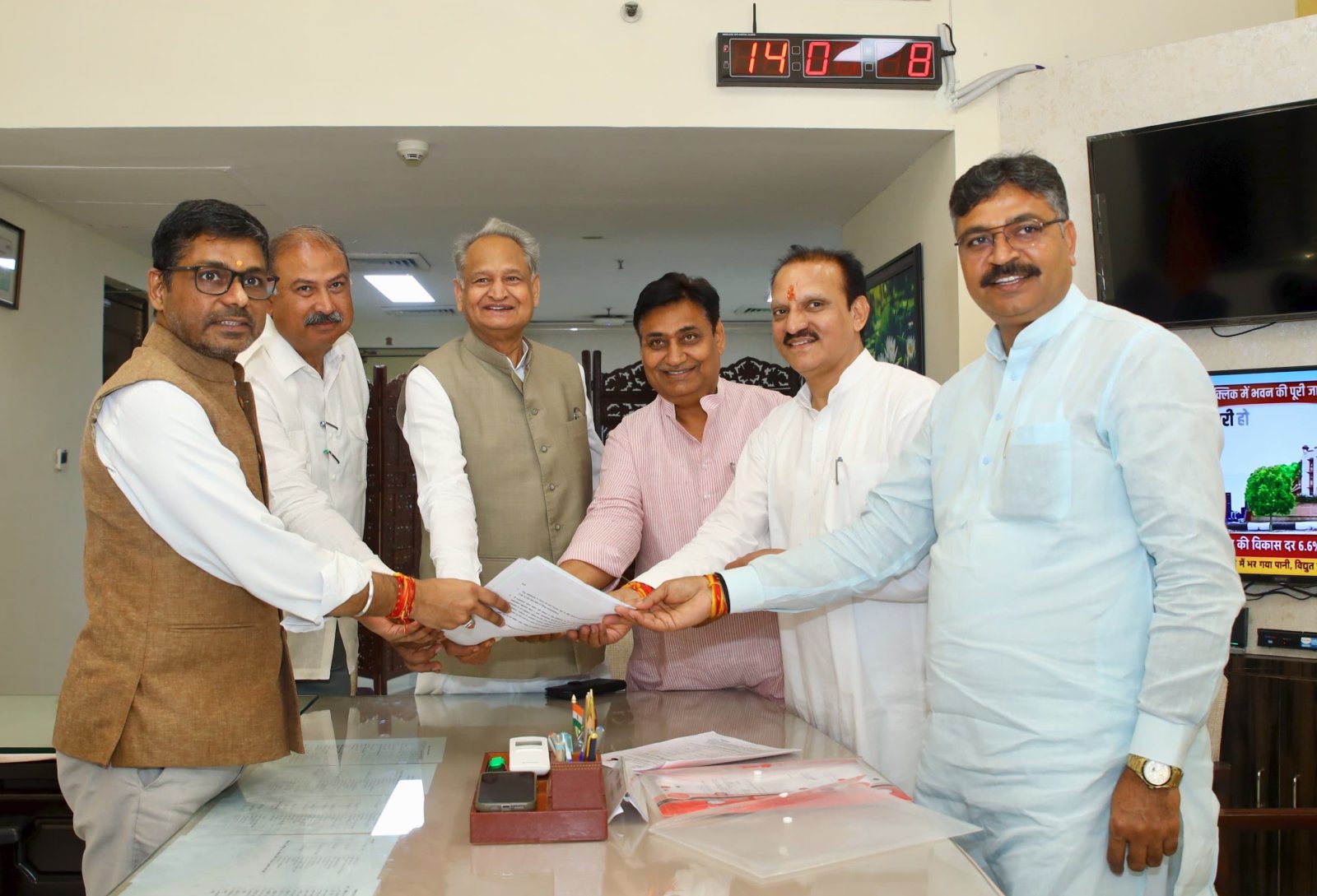 राजस्थान में राज्यसभा की तीन सीटों के लिए चुनाव* *कांग्रेस के नीरज डांगी ने नामांकन पत्र दाखिल किया