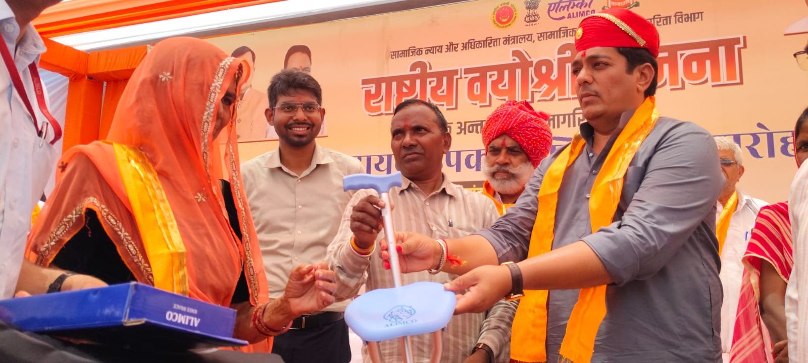 राष्ट्रीय वयोश्री योजना के तहत वरिष्ठजनों को सहायक उपकरण वितरित