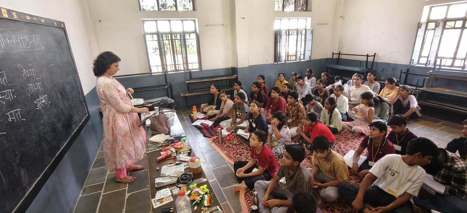 अब पापड़ को पर्पट और पोहे को पृथुकम् बोल रहे बच्चे