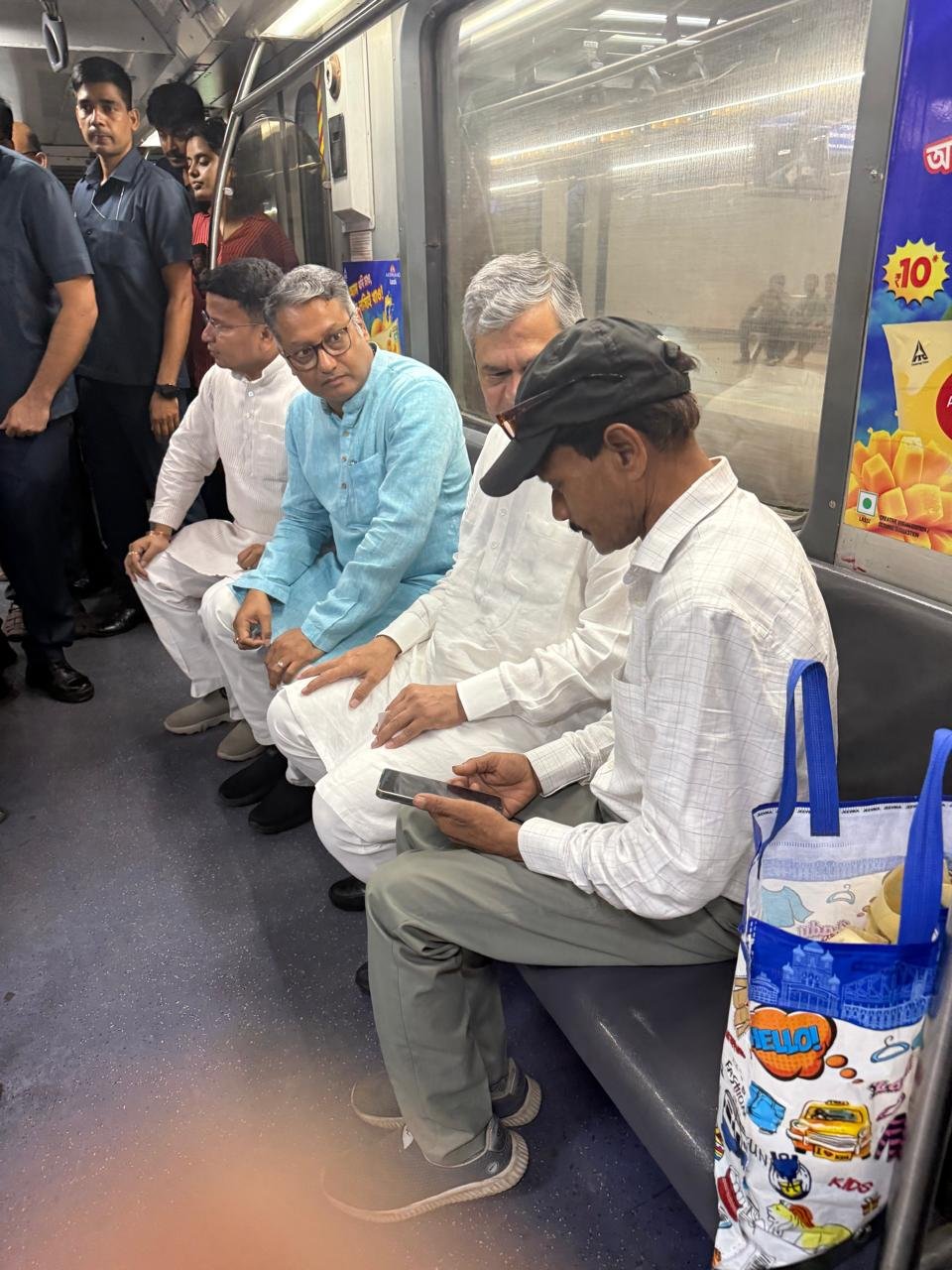 केंद्रीय रेल मंत्री अश्विनी वैष्णव ने कोलकाता मेट्रो में की यात्रा