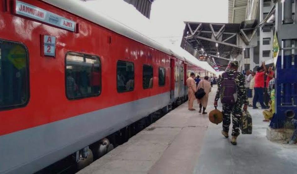‘‘अतिरिक्त रेक’’ बनाकर पूजा एक्सप्रेस 12413/12414 की देरी खत्म, अब समय पर पहुंचेगी गंतव्य