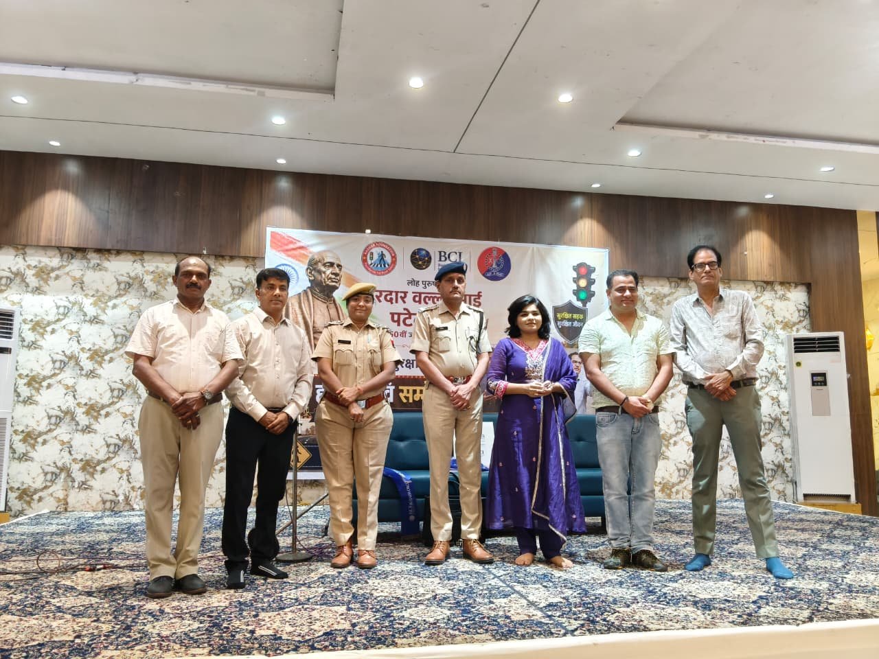 हंसी के ठहाकों के बीच गूंजा सड़क सुरक्षा का संदेश, कवियों ने यातायात नियमों को बनाया जनजागरण का माध्यम