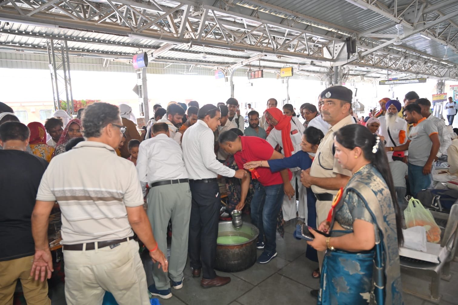 राधा गोविंद सेवा फाउंडेशन ने रेलवे स्टेशन पर लगाई दूध ठंडाई की छबील