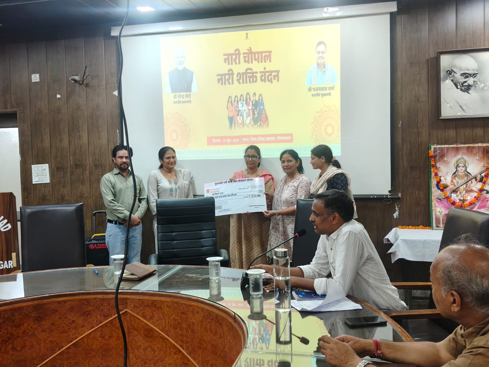 महिलाओं को विभिन्न कल्याणकारी योजनाओं की दी जानकारी, लाभार्थियों को चेक वितरित