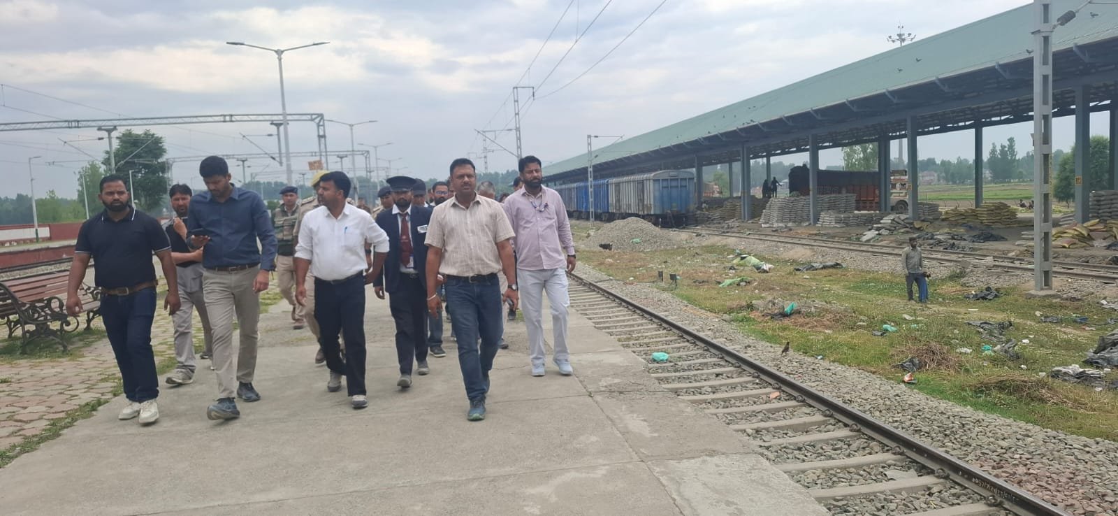 वरिष्ठ मंडल वाणिज्य प्रबंधक एवं वरिष्ठ मंडल परिचालन प्रबंधक द्वारा अनंतनाग गुड्स शेड का निरीक्षण एवं स्थानीय व्यापार संगठनों के साथ बैठक