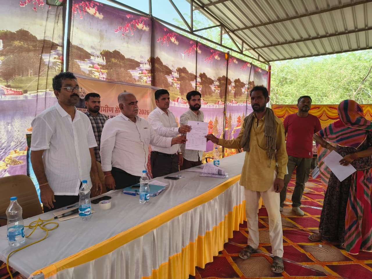 मोहनगढ़ में ग्रामीणों को मिला त्वरित समाधान, विभिन्न योजनाओं के लाभ से ग्रामीण हुए लाभान्वित
