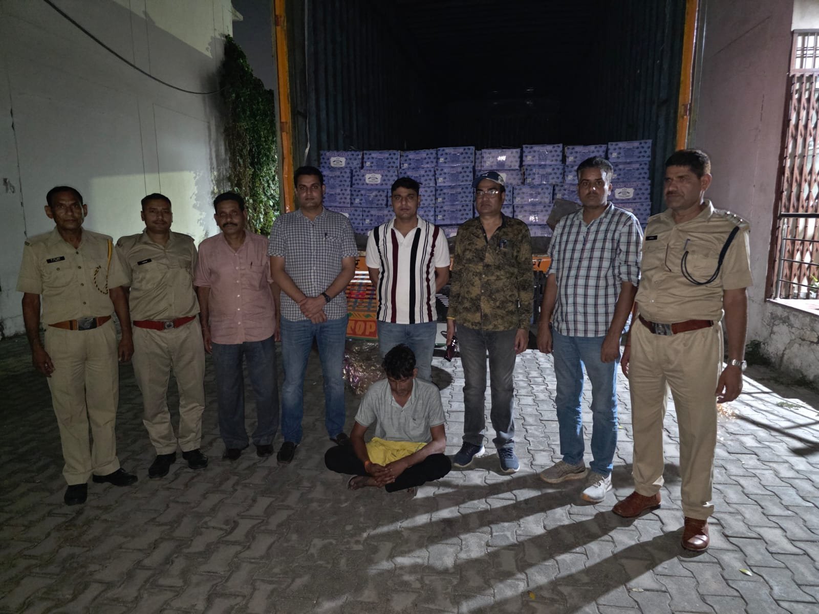 कोटा में ट्रक से अवैध शराब पकड़ी