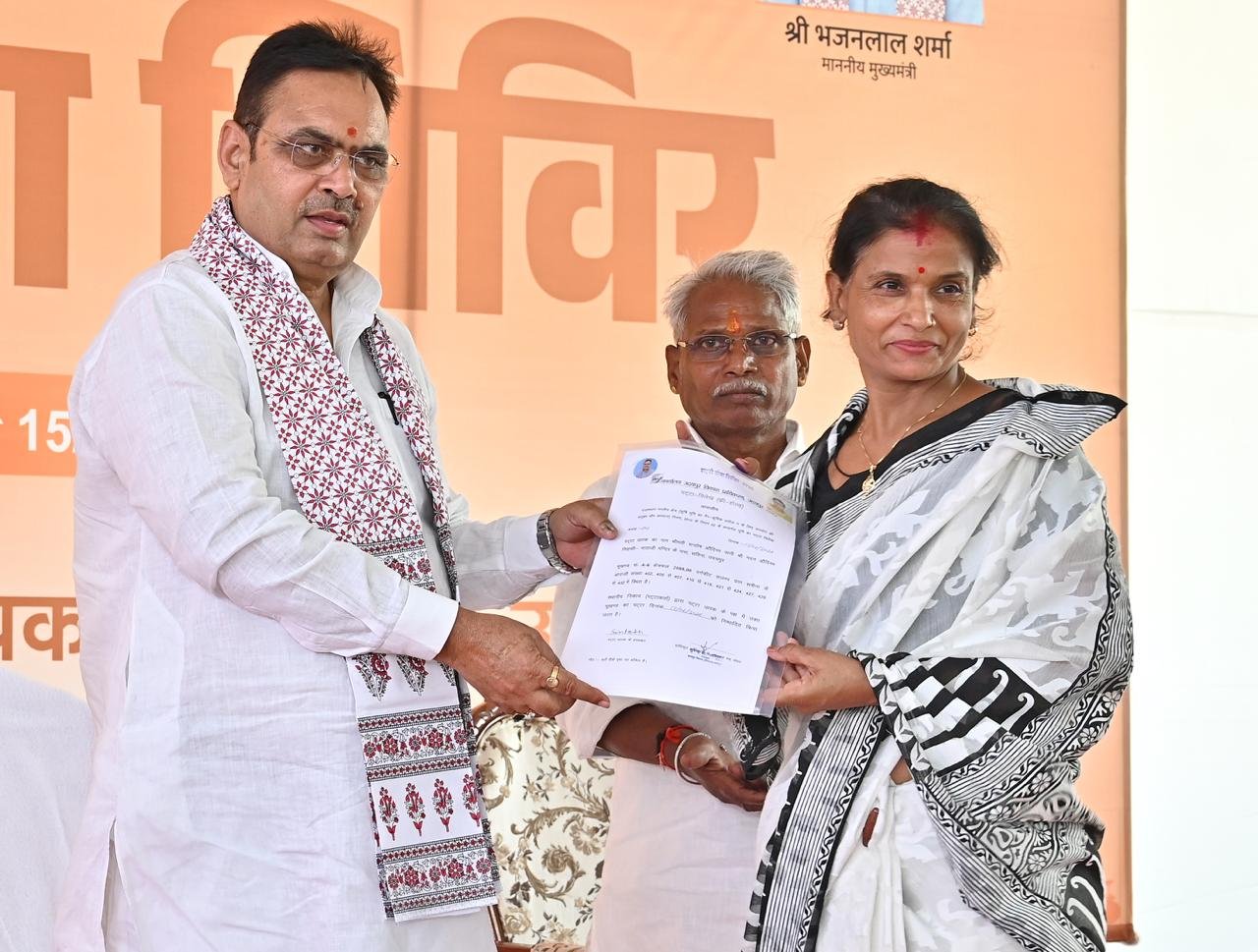 मुख्यमंत्री ने उदयपुर में शहरी सेवा शिविर का किया निरीक्षण