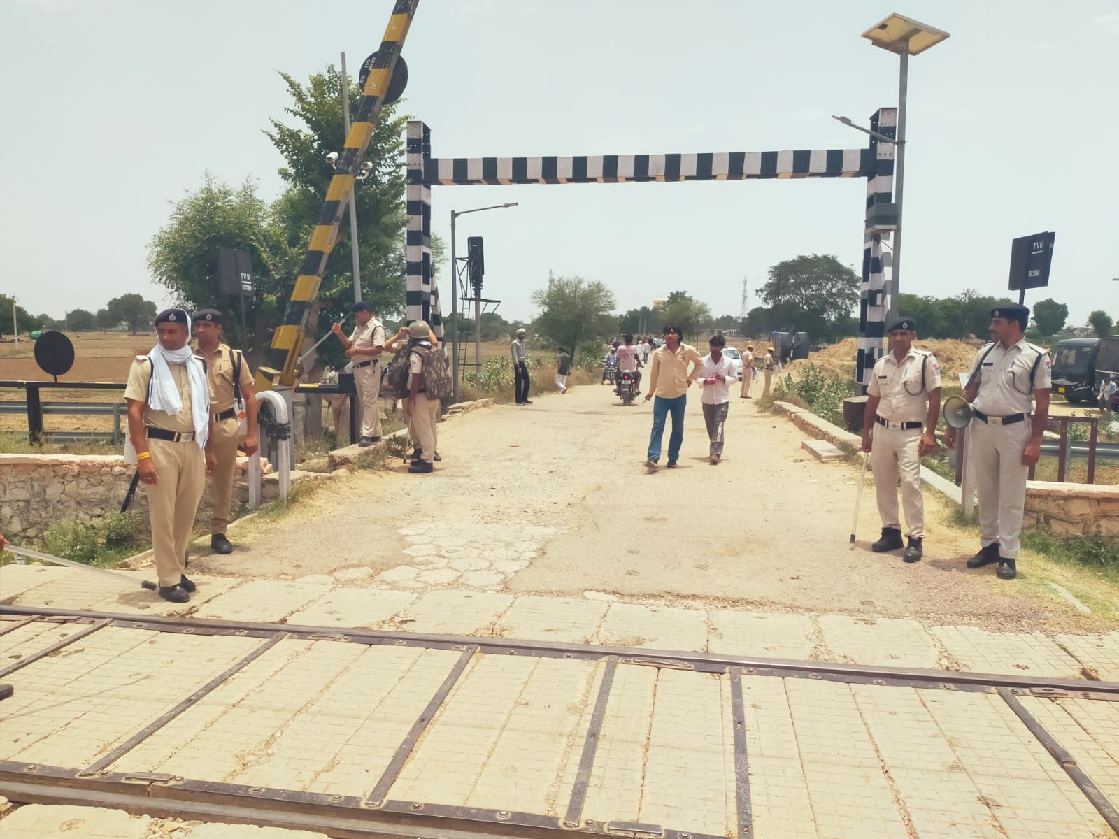 रेलवे संचालन बाधित करने वालों पर होगी सख्त कानूनी कार्रवाई, वीडियो व ड्रोन फुटेज से हो रही पहचान