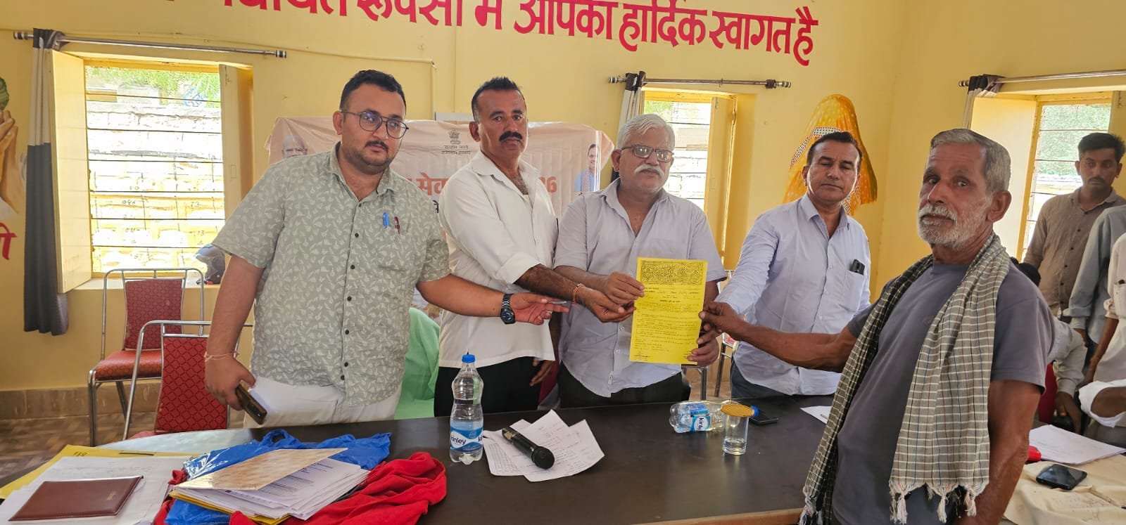 सफलता की कहानी  ग्रामीण सेवा शिविर की बदौलत वर्षों बाद कुछ ही समय में  देशलाराम की आवासीय पटटे की हुई मुराद पूरी  पटटा पाकर खुशी से झूम उठा बुजुर्ग देशलाराम, तहे दिल से सरकार का आभार
