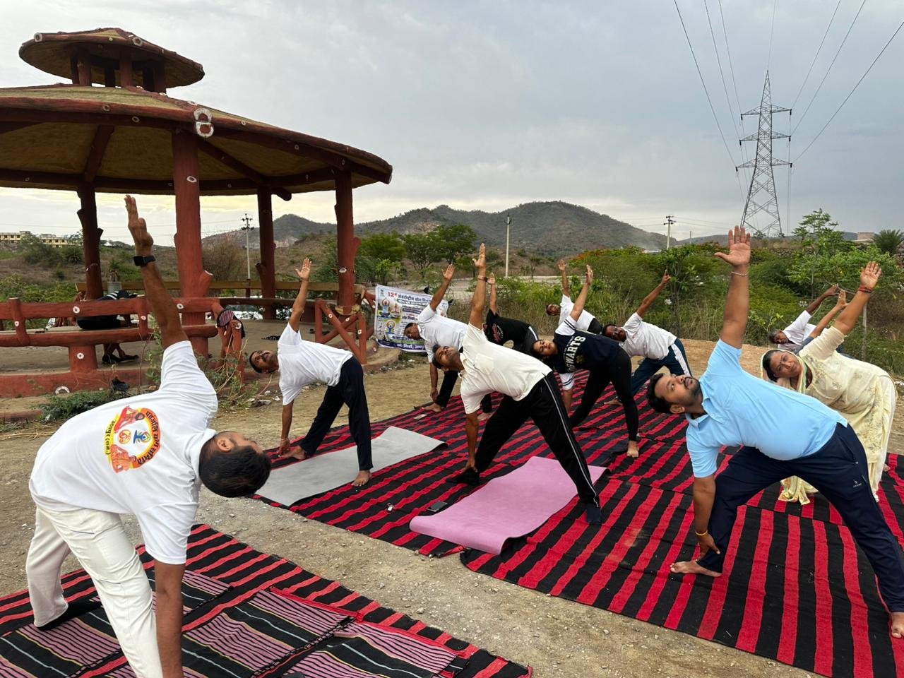 प्रकृति की गोद में प्रकृति के संग योगाभ्यास