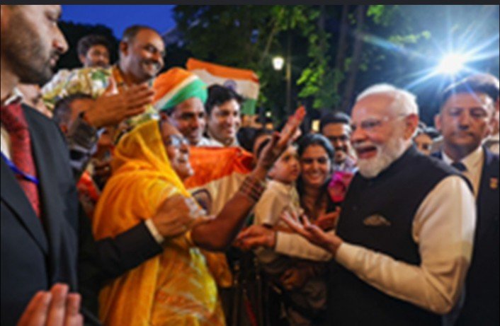 प्रधानमंत्री नरेन्द्र मोदी का पेरिस में भारतीय समुदाय को संबोधन: प्रवासी भारतीयों से संवाद का नया अध्याय