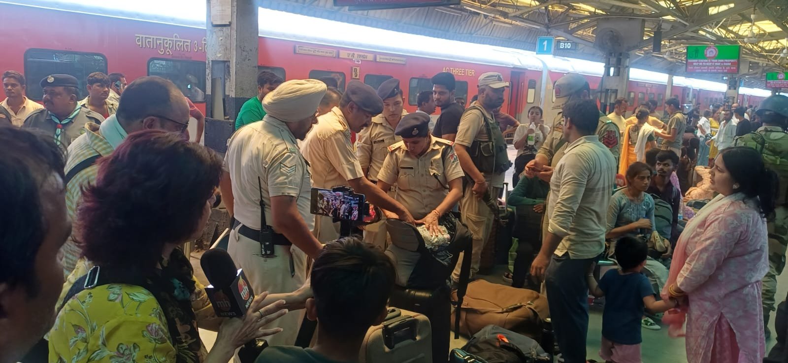 जम्मू रेलवे स्टेशन पर राजकीय रेलवे पुलिस, रेलवे सुरक्षा बल और टिकट चेकिंग स्टाफ का संयुक्त विशेष सुरक्षा एवं चेकिंग अभियान