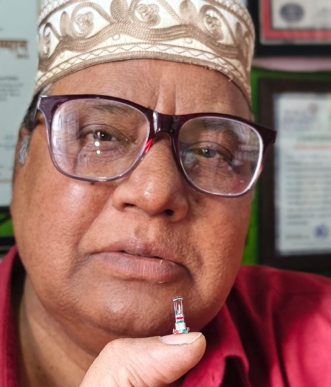 चावल के दाने पर सजा स्वर्णिम तिरंगा ताजिया, डॉ. इकबाल सक्का का अनूठा विश्व कीर्तिमान